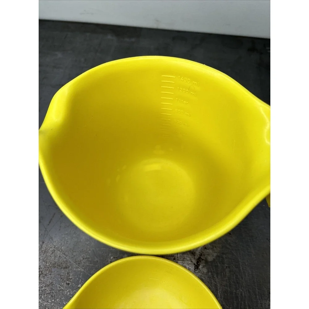 Pair Of Vintage Rubbermaid Yellow Grip Mix Batter Bowls #2663 #3004 Baking